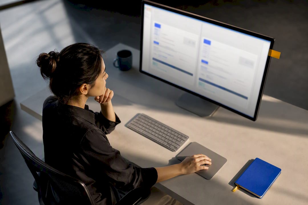 Analyst comparing duplicate bug reports